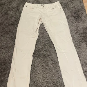  Jack & Jones jeans - Snygga vita slim fit jeans från Jack & Jones, modell Glenn. Perfekta för en stilren look och nu mot sommar tider! 