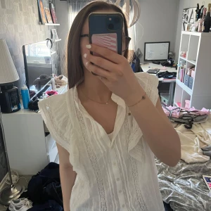 Vit Zara blus - Använd en gång! Den är storlek L men sitter som en M 😇