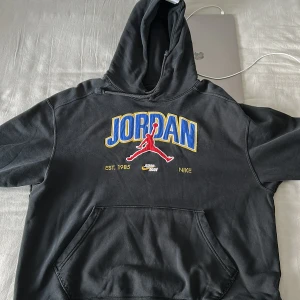 Svart hoodie från Nike Jordan - Säljer en svart hoodie från Nike Jordan.