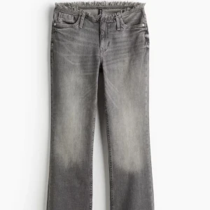 Coola jeans ifrån hm - Så coola och unika low waist bootcut jeans ifrån hm utan knapp. Det är så cool detalj att dom har fransar där uppe.