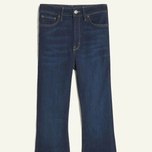 Mörkblå bootcut jeans - Snygga mörkblå bootcut jeans från BikBok med kontrasterande sömmar och en knappgylf. Storlek xs/31, helt nya men prislappen är borta, endast testade💞Nypris 399;- men säljer för 200🙌🏽