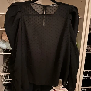 Fin svart tröja🤍 - Svart tröja, Zara, den är väälldiiggttt Finn! Passar med allting!! 