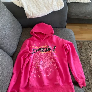 Sp5der hoodie  - Säljer nu min spider hoodie har inte används mycket kanske 3 gånger och är typ helt ny kom med bud hoodien är i fint skick 