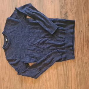 Mörkblå tröja från H&M - Säljer en stilren mörkblå tröja från H&M. Storlek xs, knappt använd.