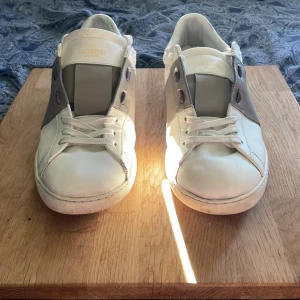 Valentino Garavani sneakers - Säljer Valentino Opens med gråt grå detalj har knappt använt dom för det vart fel storleken 7,5/10 skick OBS boxen är bort tappad. 