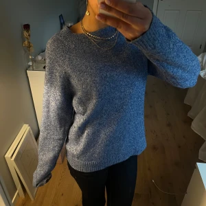 Blå stickad tröja - Säljer en mysig blå stickad tröja med rund hals och långa ärmar. Perfekt för kyliga dagar och enkel att matcha med olika outfits. Väldigt fint skick! Nästan alldig använd💗