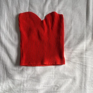 Röd ribbad tubtopp - Säljer en snygg röd ribbad tubtopp. 
