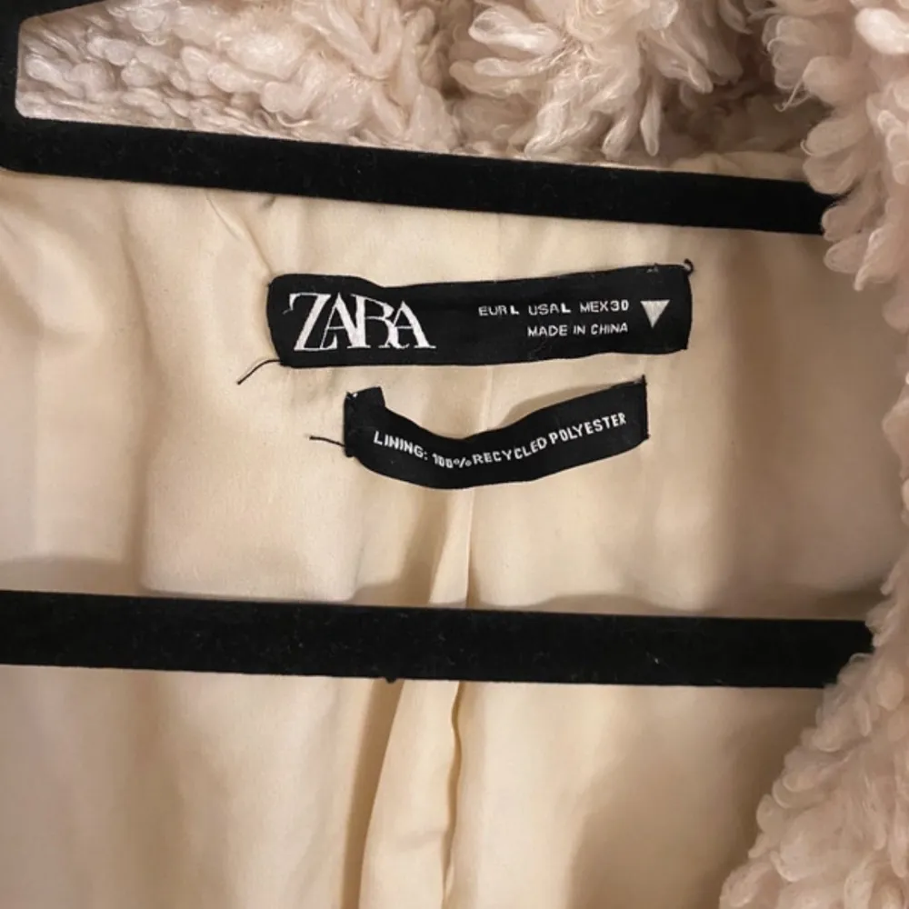 Mysig beige teddyjacka från Zara med dragkedja framtill. Jackan har långa ärmar och ribbade muddar vid ärmslut och nederkant. Perfekt för kyliga dagar! Storlek L men sitter som en S skulle jag säga🩵. Takit.