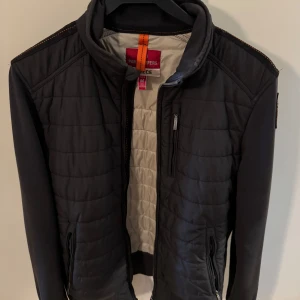 Svart quiltad jacka från Parajumpers - Äkta Parajumper tunn jacka. Bra nu när det närmar sig sommarn☀️