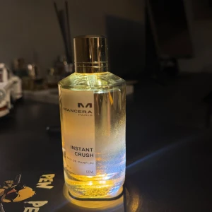 Mancera Instant Crush - köpt från notino för 1 år sedan för ca 1300kr, men knappt använd som syns på första bilden. Säljer den pga att det inte var min typ av lukt och den har ba stått o dammat. Väldigt unik doft som håller på huden i lätt 12h. Inget kvitto o box finns kvar tyvärr