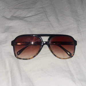 Solglasögon - Rayban boyfriend identiska solglasögon nypris 399 kr