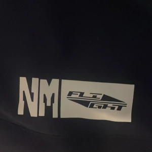 Marine blå sweatpants från Jordan - Säljer ett par äkta direkt från nike affären blå träningsbyxor från Jordan med det klassiska Jumpman-logotypen. Byxorna har en elastisk midja och säljs för jag köpte den som M. Har använts bara en gång. Kvitta har slängts tyvär och priset kan diskuteras :)