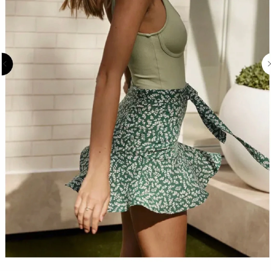 Grön blommig kjol med knytband - 1