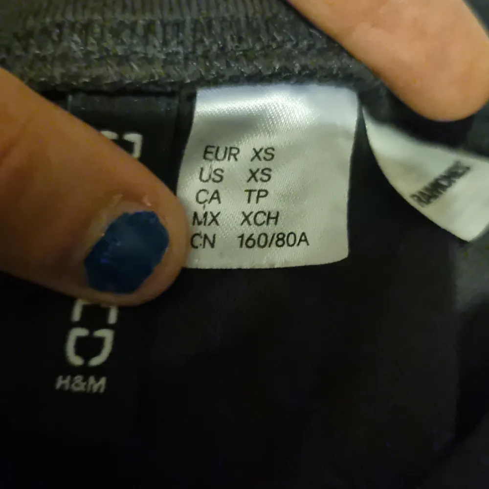 Cool svart t-shirt från H&M Divided med Ramones-tryck på framsidan. Perfekt för dig som älskar klassisk rockstil. T-shirten har korta ärmar och en normal passform. Ett måste för alla Ramones-fans! 🎸. T-paidat.