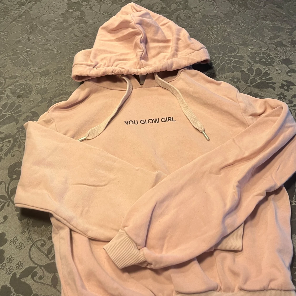 Rosa hoodie med text - 2