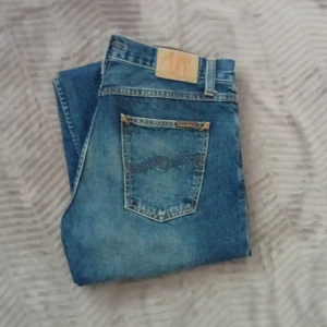 Nudie grim trim  - Säljer ett par jeans från Nudie i bra skick. De är storlek w33 l32.