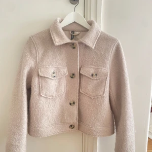 Vår/höst jacka  - Beige vårr/höst jacka från HM i strl S. Materialet består av shell och polyester. Knappar och två bröstfickor framtill (tillkommer en extra knapp). Endast använd fåtal gånger. 