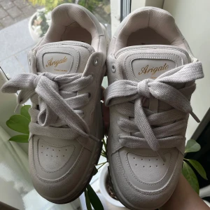 Axel Arigato- Area Haze sneaker - Helt nya och oanvända snygga beiga sneakers från Axel Arigato med chunky sula och gulddetaljer på sidan och plösen. Lite mindre i storleken , passar 39-40 strl. Tar emot bud, originalpris 3450 kr. 