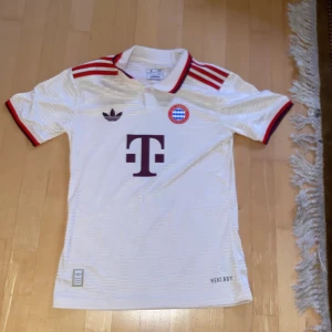 Bayern München tröja  - Säljer nu min Bayern München tröja i storlek S för att  den var för liten när jag beställde den och det går inte att skicka tillbaka tröjan eftersom jag råka dra av lappen.