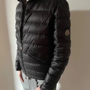 Moncler Agay Giobutto - Säljer nu denna Moncler Agay i väldigt fint skick! Är även väldigt intresserad av byten!!