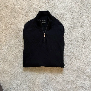 Svart kashmirtröja Massimo dutti - Snygg svart kashmirtröja från Massimo dutti. Nypris 1800kr säljer den nen nu för endast 699kr. Först till kvarn!