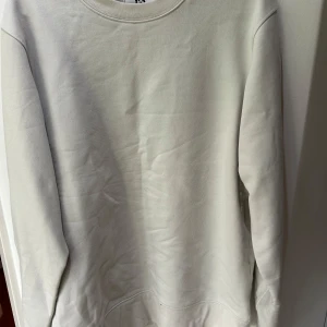 Beige sweatshirt från Y-3 - Snygg beige sweatshirt från Y-3 med stor logga på ryggen. Tröjan har en klassisk rund halsringning och långa ärmar. Tillverkad i mjuk bomull som känns skön mot huden. Perfekt för dig som gillar minimalistisk och stilren streetwear. Helt ny, skriv för mer information🙌