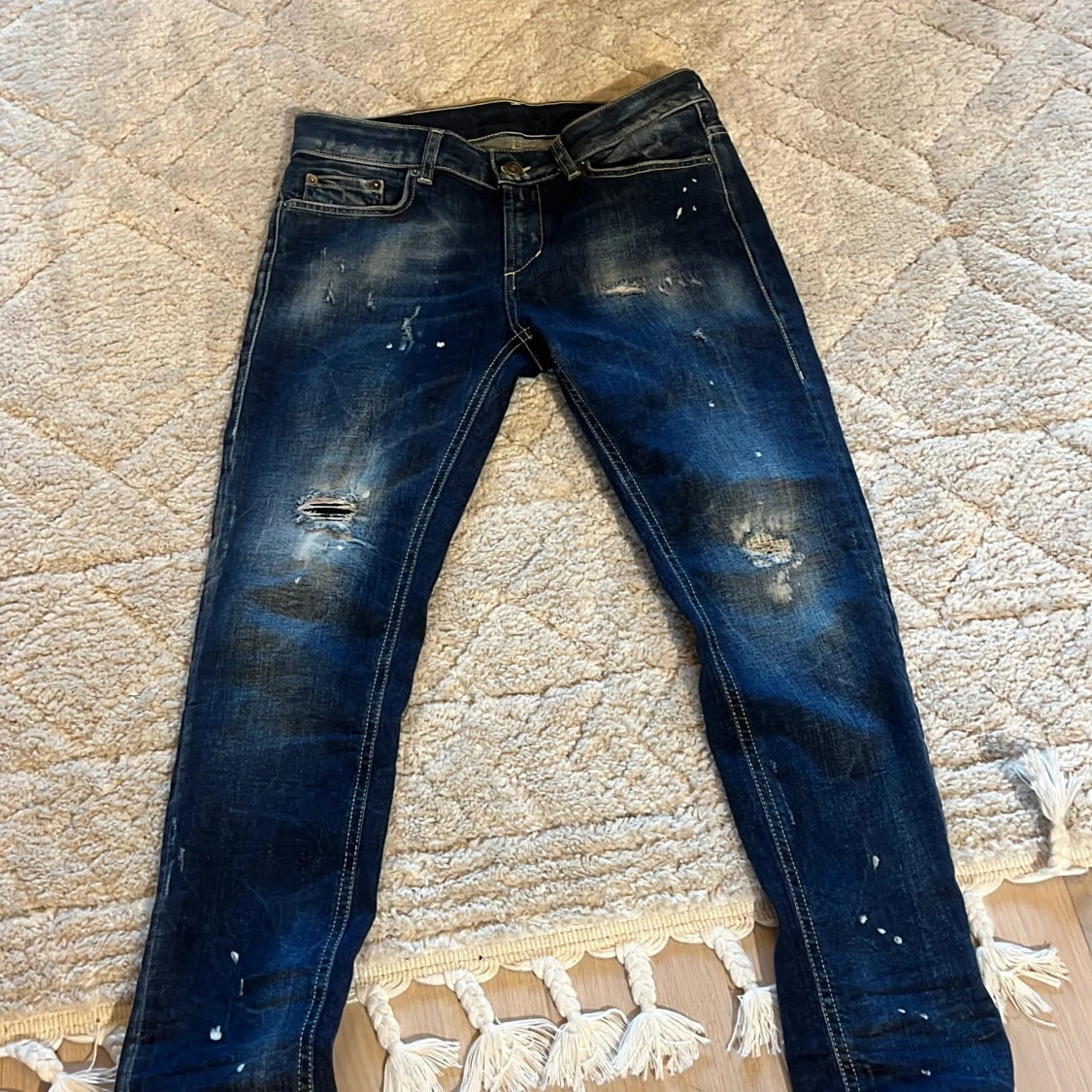 Mörkblå slitna skinny jeans - 1
