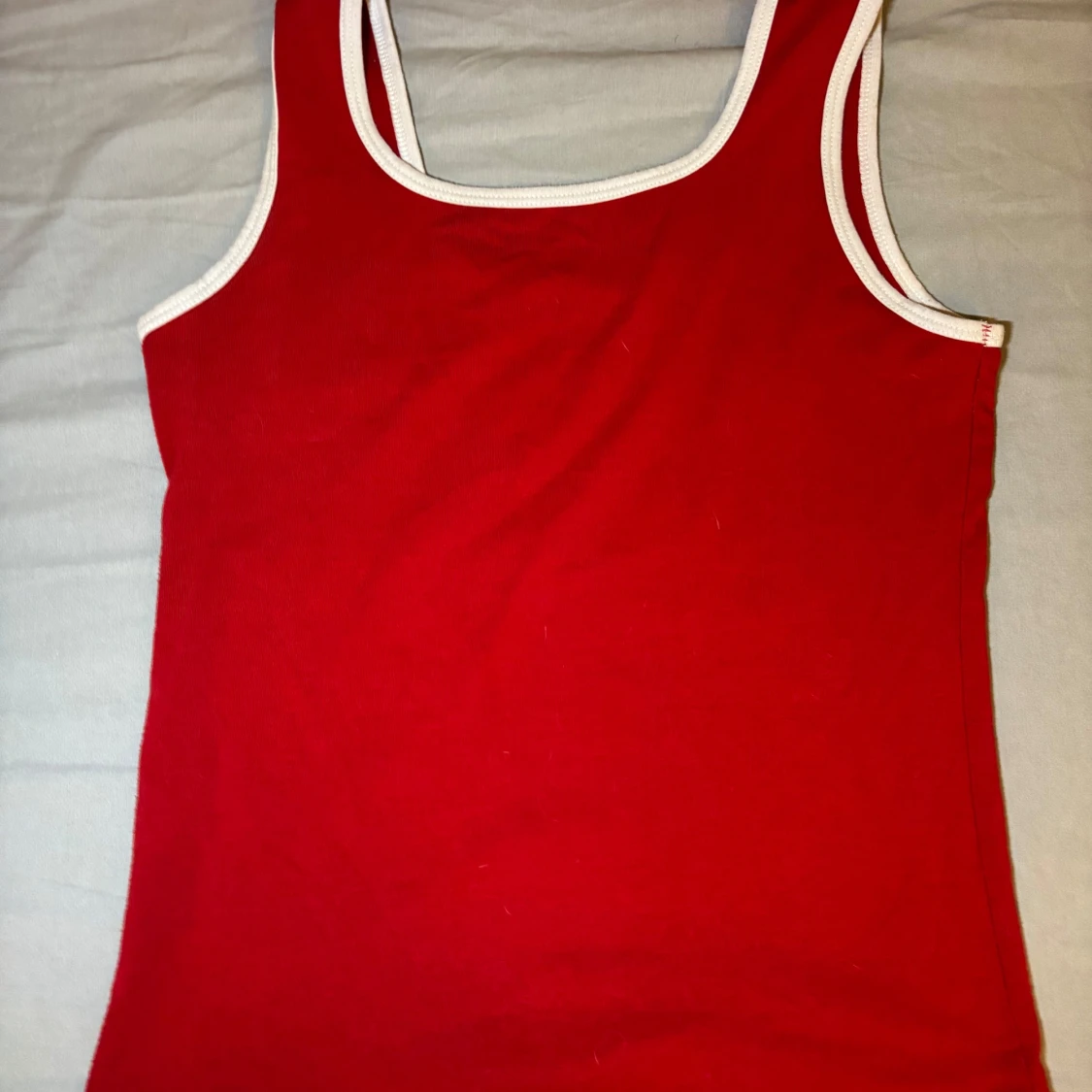 Röd Adidas linnetopp med vita ränder - 1
