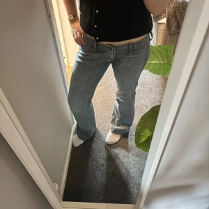 Lågmidjade bootcut jeans i ljusblå denim - Säljer ett par snygga lågmidjade jeans i ljusblå denim med bootcut! Jag är 163 cm för referens 🥰