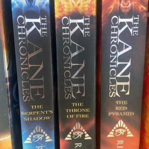 The Kane Chronicles (#1-#3) - HELA Kane Chronicles serien för 80kr eller 1 för 30kr/st. Språk: Engelska. Skriv ett meddelande om du vill köpa.
