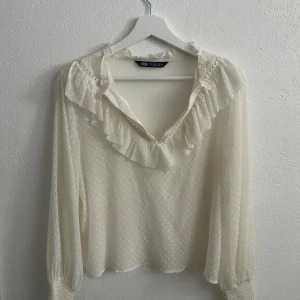 Vit Zara blus - Vit V-ringad Zara blus. 👚 Använd 1-2 gånger. Storlek M men passar mig som har S💕