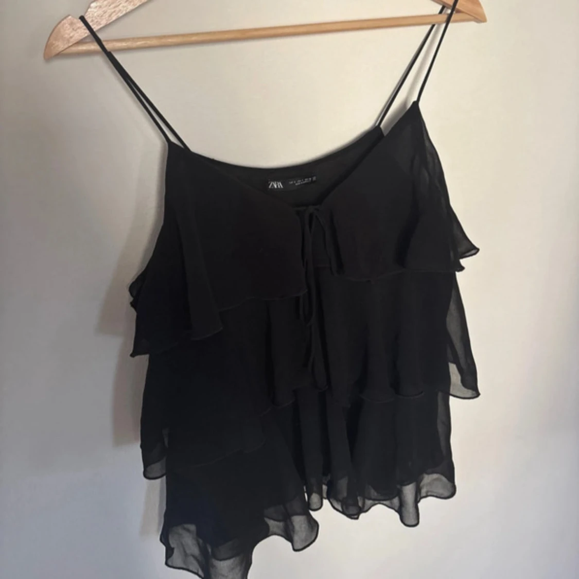 Svart volangig linnetopp från Zara - 1