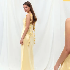 Gul balklänning från Gina Tricot 💛 - Jättefin gul klänning från Gina, är aldrig använd och prislappen är kvar 💛