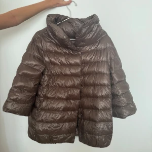 Herno jacka - Herno jacka i brun färg, storlek 42 IT. Märke i nacken är borta annars i bra skick