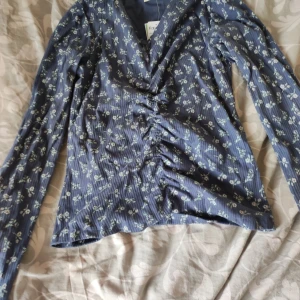 Blommig tröja  - Detta är en blå blommig tröja från KappAhl och är helt oanvänd 🪻Dm för frågor<3