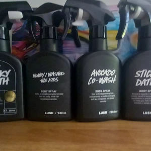 Splittar mina Lush bodyspray  - Splittas I glasdekanter med spray. Skriv vilka du önskar så lägger jag ut som ett paket.3 ml-25 kr, 5 ml-35 kr, 10 ml-50 kr. Dessa finns: Honey I washed the kids, Let the good times roll, Avocado co-wash, Milky bath, Sticky dates, Yog nog 