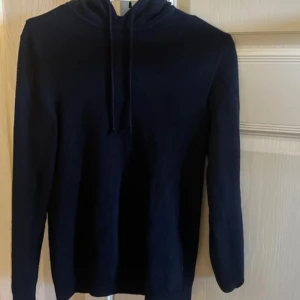  Merinoull hoodie från J.Lindeberg - Säljer en stilren mörkblå merinoull hoodie från J.Lindeberg. Säljer då den är för liten. Står (s) i den men skulle säga att den sitter som xs.