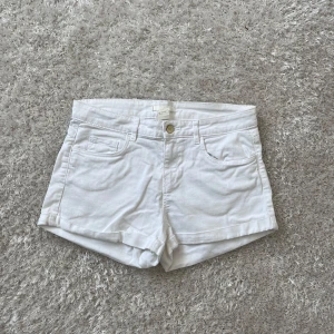 Vita jeansshorts - Snygga vita jeansshorts som aldrig kommit till användning, mid/low waist. 