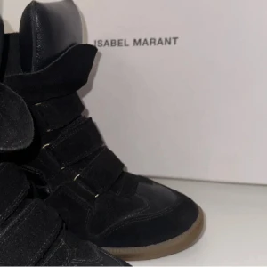Isabel marant skor  - Säljer mina Isabel Marant skor köpta för något år sedan. I bra skick men det har blivit en liten skråma på ena skon som man kan se på bild 3. Skolådan och dustbag får man med. 