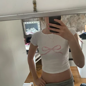 Subdued topp med rosetr - Jättesnygg till sommarn!!