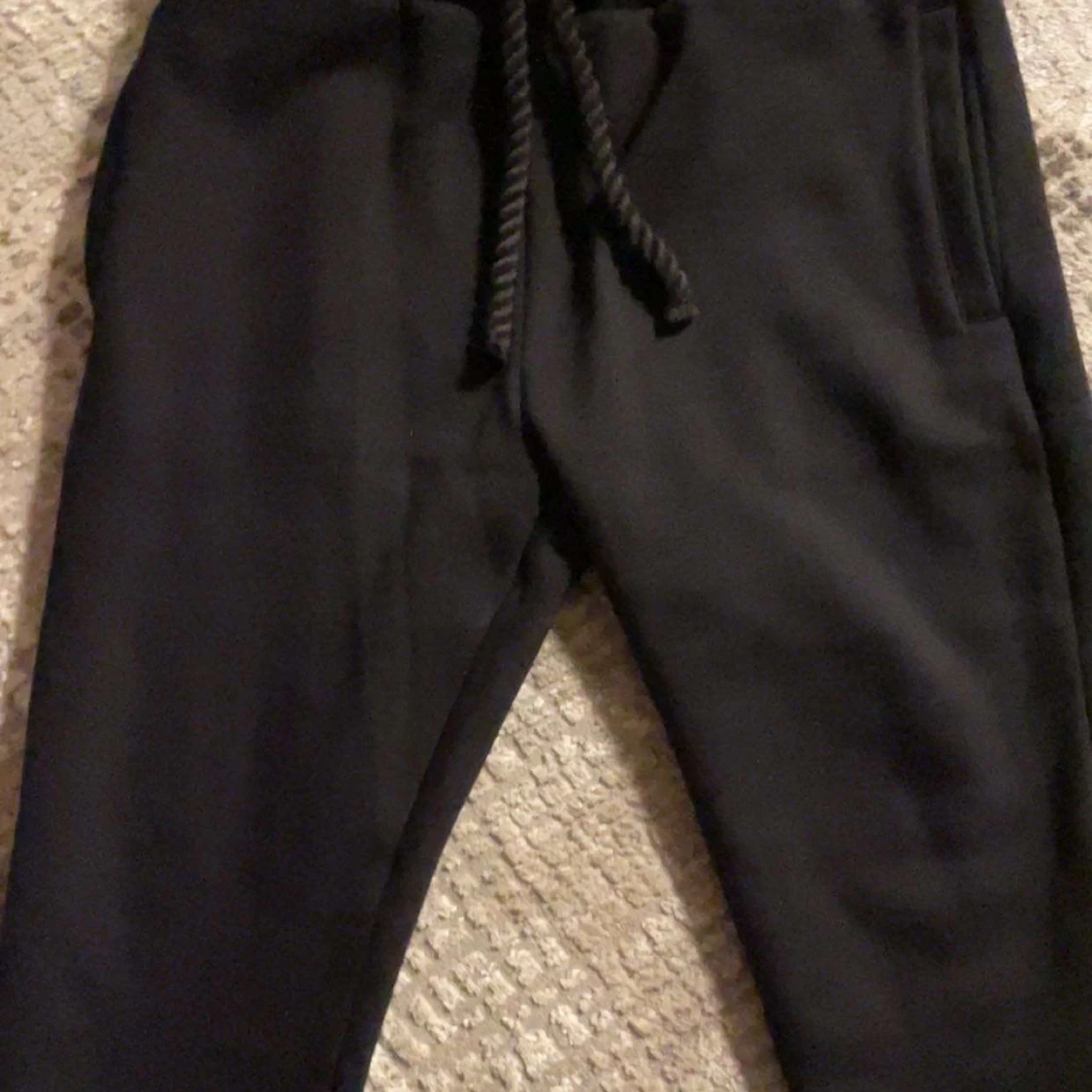 Svarta mjukisbyxor med snörning och broderad text - 2