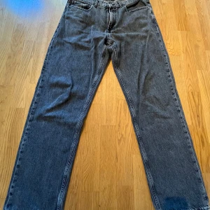 Svarta jeans Vailent  - Ett par svart vailent jeans, vet inte exakt modellen men dom är är lösa i passformen. Lite slitna längst ner i kanten på brallan annars i bra skick. Storlek M.