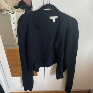 Kofta  - Marinblå kofta (utan knappar) från H&M 