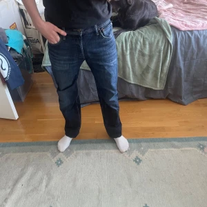 Mörkblå regular/ clark jeansbyxor från Levi's  - Klassiska mörkblå Levi's regular/clark jeans med raka ben och normal passform. Byxorna har fem fickor, knappgylf och tydliga sömmar. Perfekta för en avslappnad stil och passar till det mesta. Sjukt bekväma. 