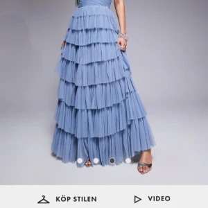 Oanvänd drömmig klänning - Säljer min oanvända klänning som ja skulle haft på balen men tyvärr passade den inte och retur var inte tillgängligt. Helt oanvänd endast testad, lappen o allt sitter kvar. Köpt för ca 1500 och tänker sälja runt 1000-1400kr något sånt, tänkte se vilka bud jag får. Storlek 36 och jag är 168cm o den täcker fötterna precis. 