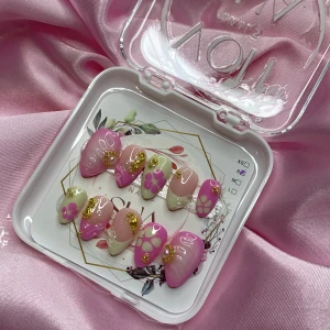 Bibi (S);Short Almond - Säljer ett set med handmålade gelé-press-on naglar i rosa, ljusgult och nude. Naglarna har blommotiv, gulddekor och swirl-detaljer. Perfekt för dig som vill ha unika och färgglada naglar. I storlek S: 15 mm, 11,5 mm, 12 mm, 11 mm, 9 mm 