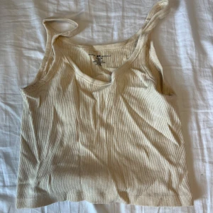 Beige ribbad linnetopp från brandy - superfin topp från brandy melville, sitter något gropar o passar s men är one size