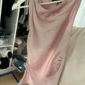 rosa satin topp - superfin topp perfekt nu till sommaren eller till fest. storleken passar xs-m , är inte säker på vilken storlek de faktiskt är