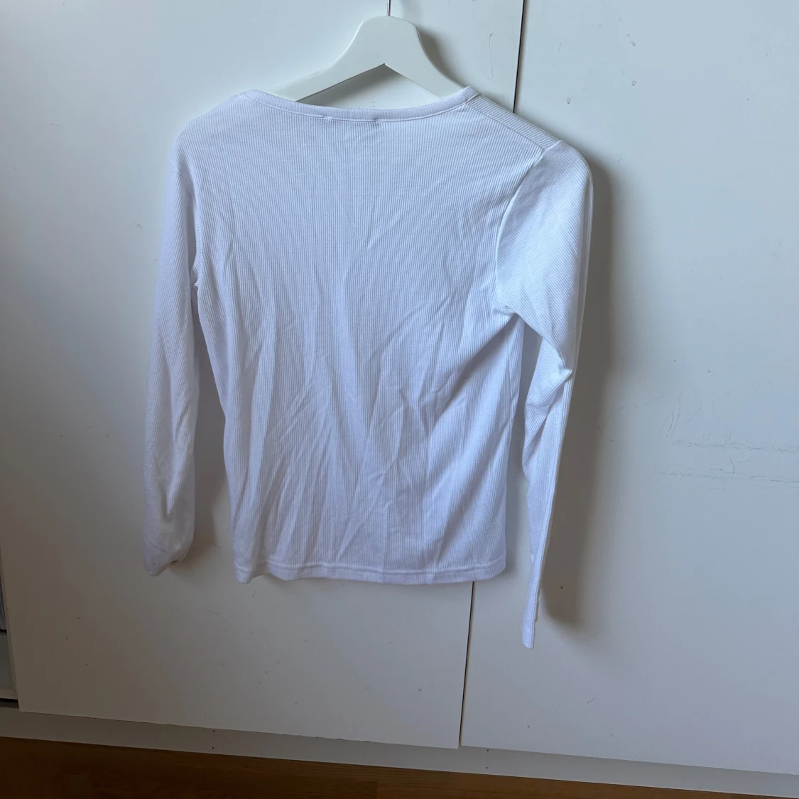 Vit ribbad långärmad tröja V-ringad - 1