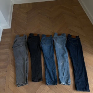 Levis jeans i olika tvättar - Säljar av några jeans då dom inte används. Alla jeans är model 501 storlek 32&32. Alla jeansen för 1500. Köpa enstaka för 400st 